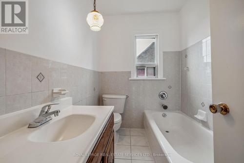 83 Barnesdale Avenue N, Hamilton, ON - Indoor Photo Showing Bathroom