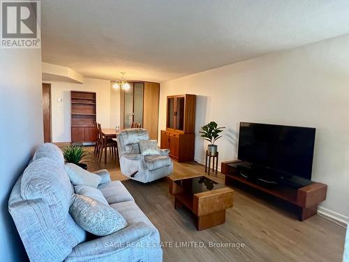 1006 - 1 Royal Orchard Boulevard, Markham, ON - Indoor Photo Showing Living Room