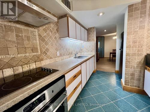 1006 - 1 Royal Orchard Boulevard, Markham, ON - Indoor Photo Showing Kitchen With Double Sink