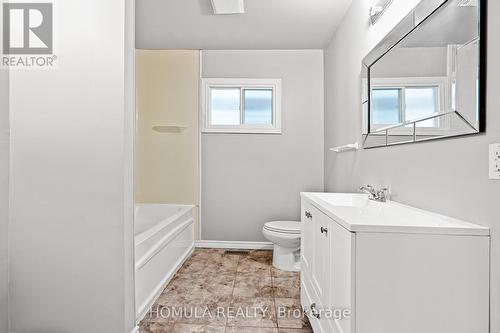 19 Robin Court, Barrie, ON - Indoor Photo Showing Bathroom