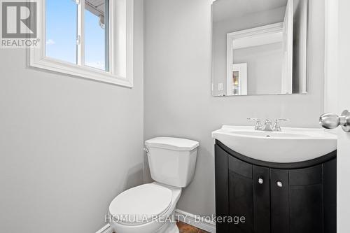 19 Robin Court, Barrie, ON - Indoor Photo Showing Bathroom