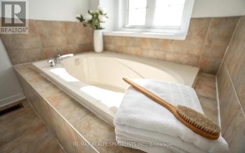 4758 Colombo Crescent, Mississauga, ON - Indoor Photo Showing Bathroom