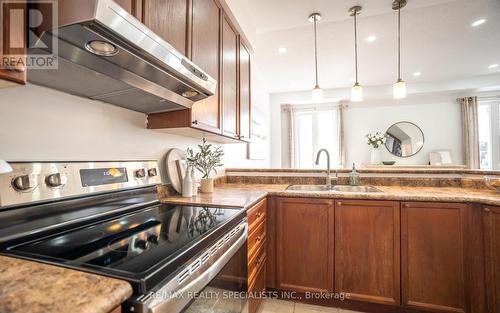 4758 Colombo Crescent, Mississauga, ON - Indoor Photo Showing Kitchen With Double Sink