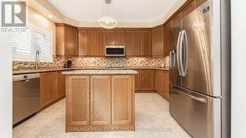 4 Chetholme Place, Halton Hills, ON - Indoor Photo Showing Kitchen With Upgraded Kitchen