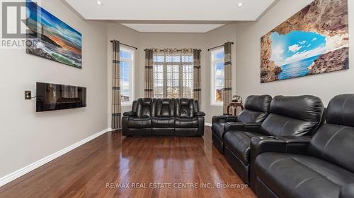 4 Chetholme Place, Halton Hills, ON - Indoor Photo Showing Living Room