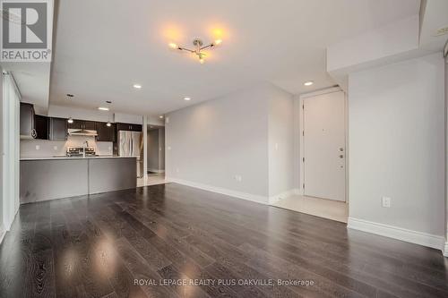 718 - 138 Widdicombe Hill Boulevard, Toronto, ON - Indoor Photo Showing Kitchen