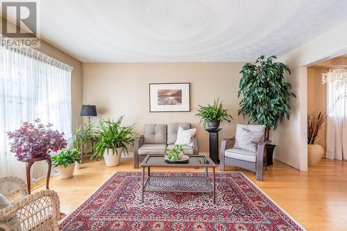 145 Homeside Avenue, Hamilton, ON - Indoor Photo Showing Living Room