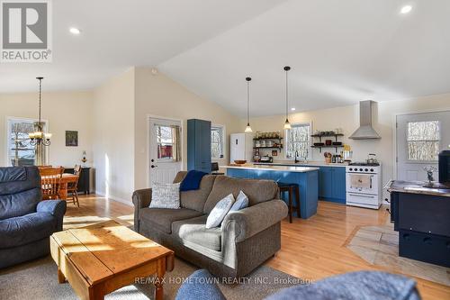 5 Montgomery Road, Elizabethtown-Kitley, ON - Indoor Photo Showing Living Room