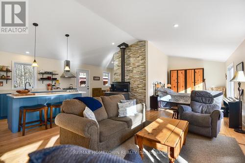 5 Montgomery Road, Elizabethtown-Kitley, ON - Indoor Photo Showing Living Room