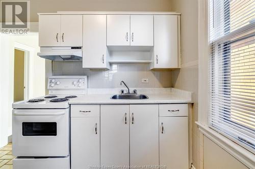 348-352 Mckay, Windsor, ON - Indoor Photo Showing Kitchen