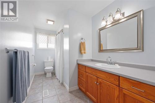 149 Templeton Crescent, St Clair, ON - Indoor Photo Showing Bathroom