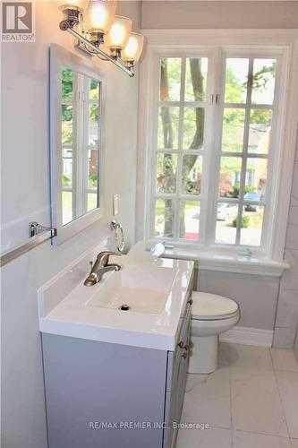 218 Hanna Road, Toronto, ON - Indoor Photo Showing Bathroom