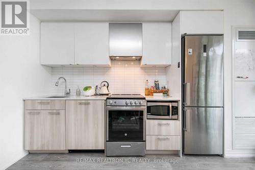 832 - 251 Jarvis Street, Toronto, ON - Indoor Photo Showing Kitchen With Upgraded Kitchen