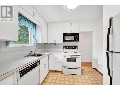 939 Mcmurdo Drive, Kamloops, BC - Indoor Photo Showing Kitchen