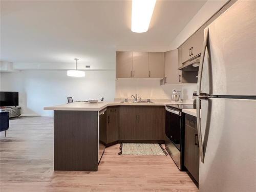 406 1400 Pacific Avenue, Brandon, MB - Indoor Photo Showing Kitchen With Double Sink