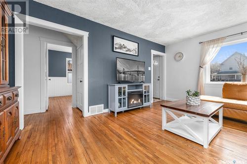 278 Coteau Street W, Moose Jaw, SK - Indoor Photo Showing Living Room