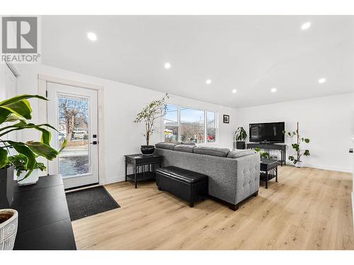 715 Franklin Road, Kamloops, BC - Indoor Photo Showing Living Room