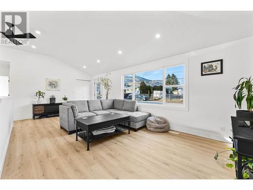 715 Franklin Road, Kamloops, BC - Indoor Photo Showing Living Room