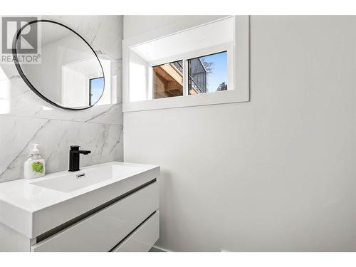 715 Franklin Road, Kamloops, BC - Indoor Photo Showing Bathroom