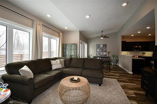 302 Clement Drive, Russell, MB - Indoor Photo Showing Living Room