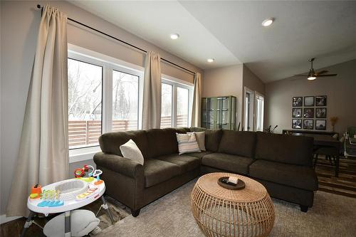 302 Clement Drive, Russell, MB - Indoor Photo Showing Living Room