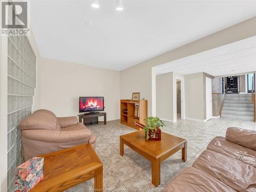 18 Shawnee Court, Leamington, ON - Indoor Photo Showing Living Room