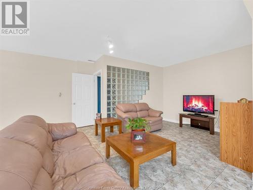 18 Shawnee Court, Leamington, ON - Indoor Photo Showing Living Room