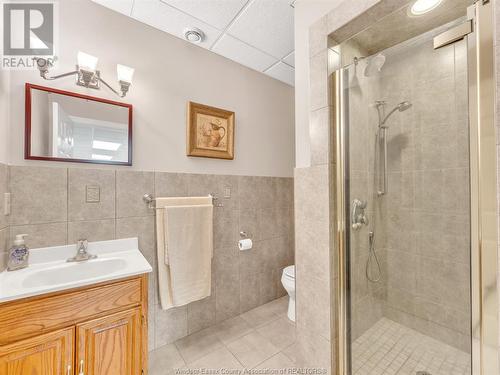 18 Shawnee Court, Leamington, ON - Indoor Photo Showing Bathroom