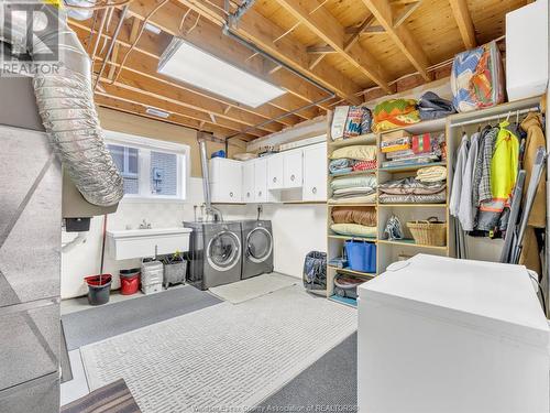 18 Shawnee Court, Leamington, ON - Indoor Photo Showing Laundry Room