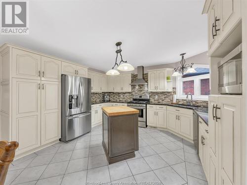 18 Shawnee Court, Leamington, ON - Indoor Photo Showing Kitchen