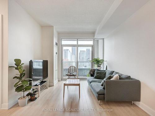 1610-120 Homewood Ave, Toronto, ON - Indoor Photo Showing Living Room