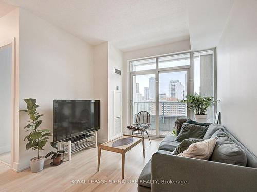 1610-120 Homewood Ave, Toronto, ON - Indoor Photo Showing Living Room