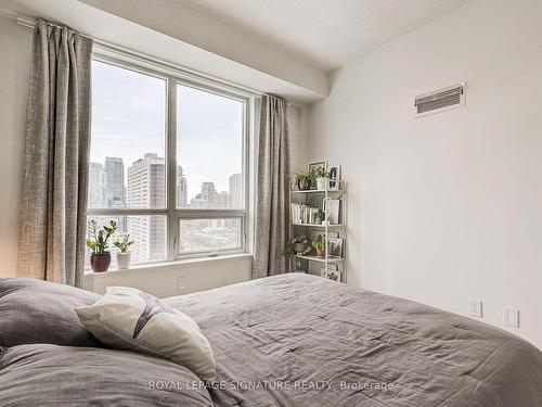 1610-120 Homewood Ave, Toronto, ON - Indoor Photo Showing Bedroom