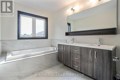 5 Pelican Lane, Hamilton, ON - Indoor Photo Showing Bathroom