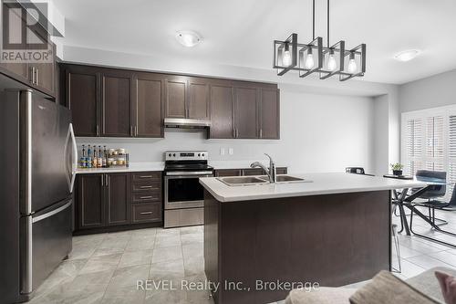 39 Sparkle Drive, Thorold (560 - Rolling Meadows), ON - Indoor Photo Showing Kitchen With Double Sink