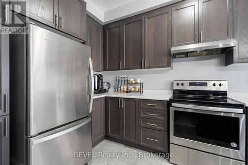 39 Sparkle Drive, Thorold (560 - Rolling Meadows), ON - Indoor Photo Showing Kitchen With Upgraded Kitchen