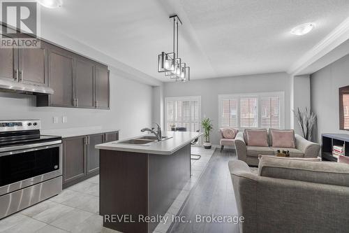 39 Sparkle Drive, Thorold (560 - Rolling Meadows), ON - Indoor Photo Showing Kitchen With Double Sink