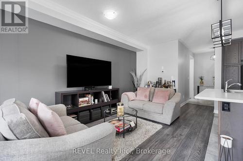 39 Sparkle Drive, Thorold (560 - Rolling Meadows), ON - Indoor Photo Showing Living Room