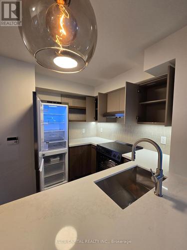 1109 - 5500 Yonge Street, Toronto, ON - Indoor Photo Showing Kitchen