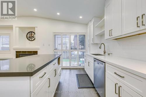 3440 Warley Court, Mississauga, ON - Indoor Photo Showing Kitchen With Upgraded Kitchen