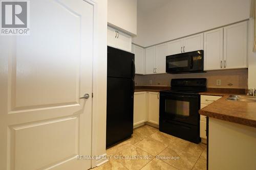 320 - 330 Princess Royal Drive, Mississauga, ON - Indoor Photo Showing Kitchen With Double Sink