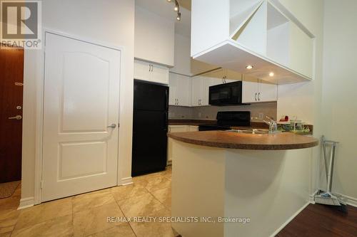 320 - 330 Princess Royal Drive, Mississauga, ON - Indoor Photo Showing Kitchen