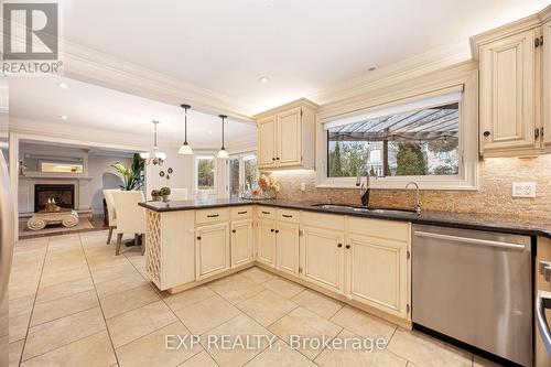 142 Timberline Trail, Aurora, ON - Indoor Photo Showing Kitchen