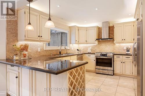 142 Timberline Trail, Aurora, ON - Indoor Photo Showing Kitchen With Upgraded Kitchen