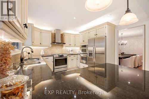 142 Timberline Trail, Aurora, ON - Indoor Photo Showing Kitchen With Stainless Steel Kitchen With Double Sink With Upgraded Kitchen