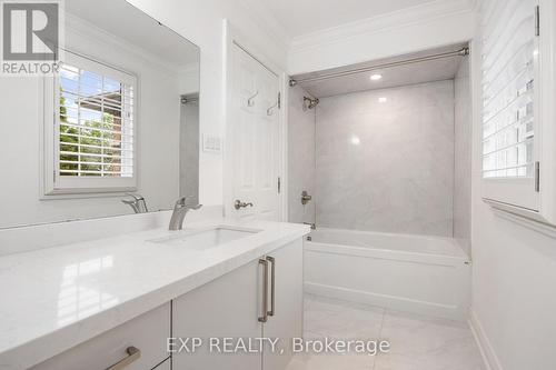 142 Timberline Trail, Aurora, ON - Indoor Photo Showing Bathroom