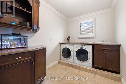 142 Timberline Trail, Aurora, ON - Indoor Photo Showing Laundry Room