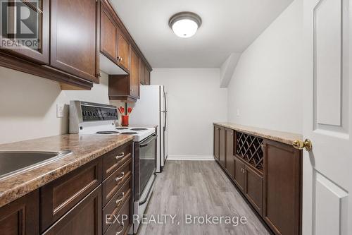 142 Timberline Trail, Aurora, ON - Indoor Photo Showing Kitchen