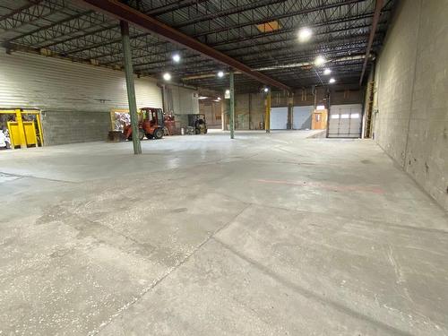 Warehouse - 235 Rue St-Louis, Warwick, QC - Indoor Photo Showing Garage