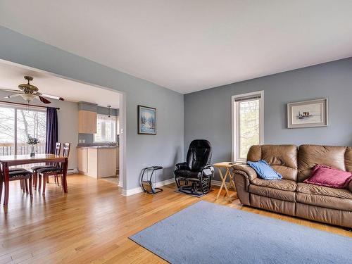 Living room - 1387 Rue Du Clos-Des-Artisans, Prévost, QC - Indoor Photo Showing Living Room